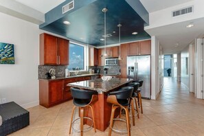 Een koelkast, een magnetron, een oven, een kookplaat