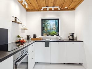 Refrigerador, lavavajillas y utensilios de cocina 