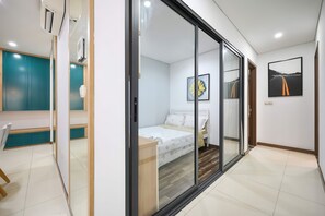 Appartement Supérieur, 3 chambres, cuisine, vue ville | 1 chambre, bureau, espace de travail pour ordinateur portable