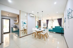 Appartamento Deluxe, 3 camere da letto, 2 bagni, vista città | Area soggiorno | TV 35 pollici con canali via cavo