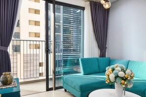 Appartamento Deluxe, 3 camere da letto, 2 bagni, vista città | Area soggiorno | TV 35 pollici con canali via cavo