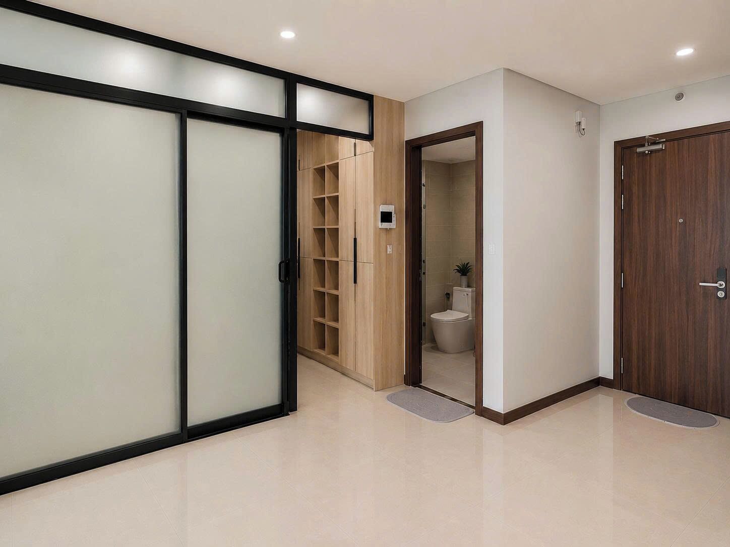 Ein modernes Interieur mit Schiebetür, Holzschrank, Badezimmer und Holztür.