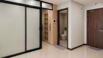 Ein modernes Interieur mit Schiebetür, Holzschrank, Badezimmer und Holztür.