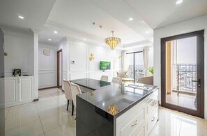 Lò vi sóng, lò nướng, bếp nấu, dụng cụ nấu nướng/bát dĩa/dao nĩa 