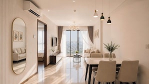 Apartamento superior, 2 habitaciones, cocina, vistas a la ciudad | Zona de estar | Televisión de 35 pulgadas con canales por cable