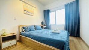 Minibar, desk, laptop workspace, iron/ironing board - Charmington La Pointe - Central Suites D (Ho Chi Minh City)