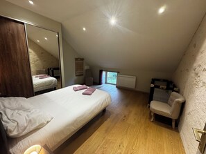 4 bedrooms, iron/ironing board, travel cot, free WiFi