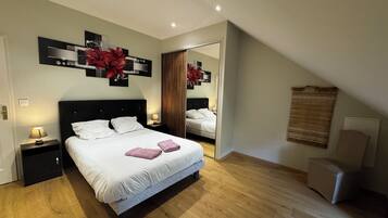 4 slaapkamers, een strijkplank/strijkijzer, reisbedje, gratis wifi