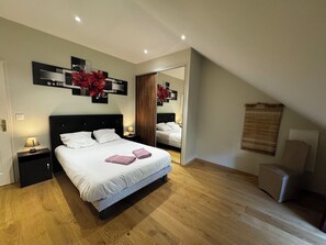 4 slaapkamers, een strijkplank/strijkijzer, reisbedje, gratis wifi