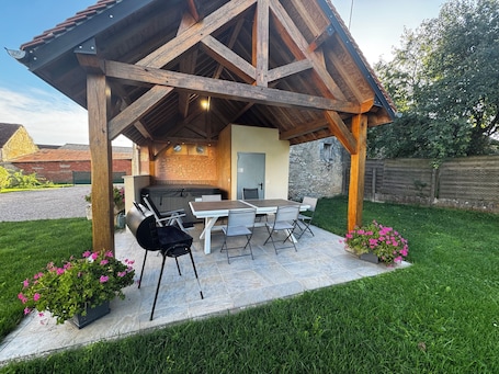 屋外ダイニングエリア. Nice house for 10 people in a quiet area with jacuzzi