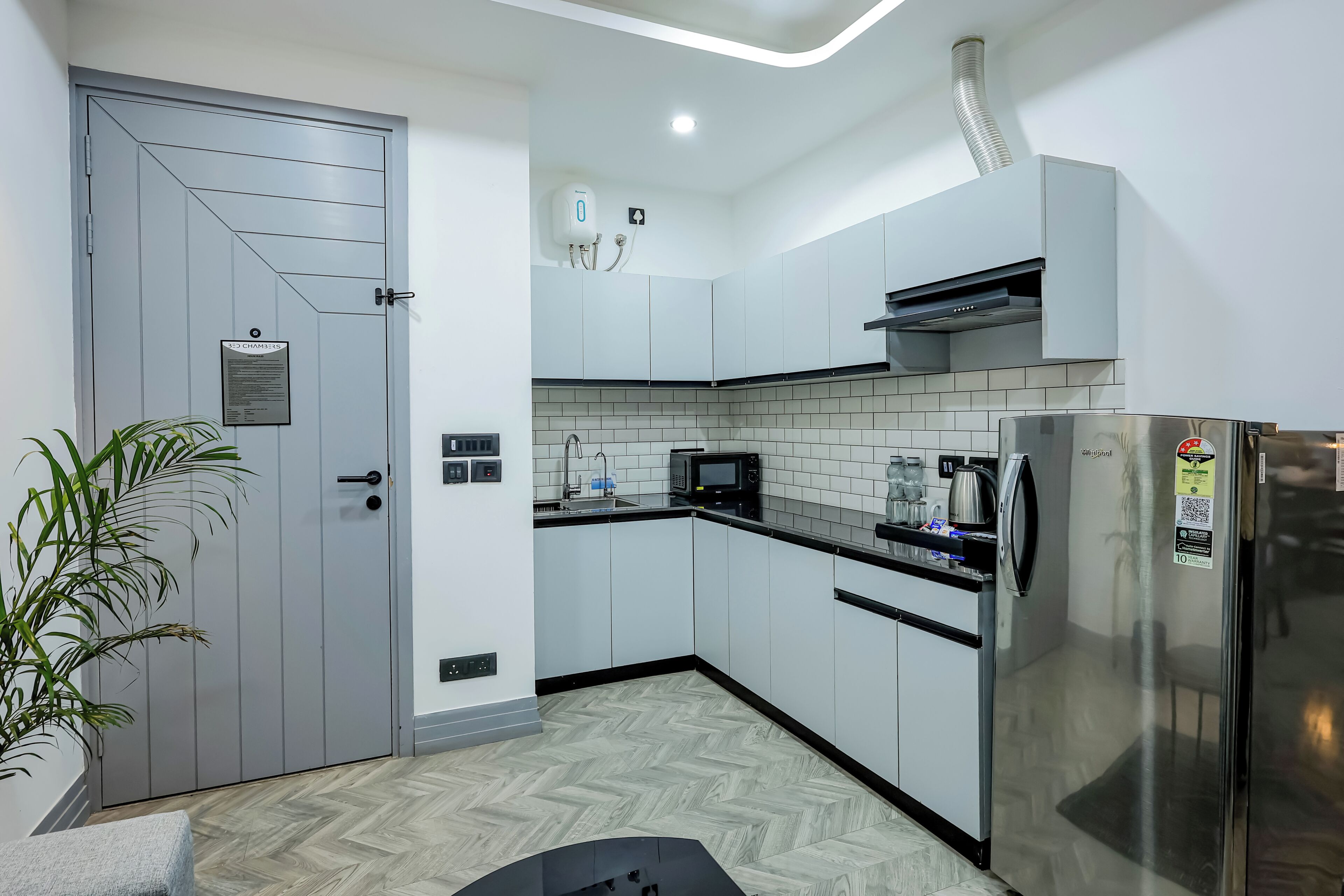Luxury Room, Balcony, City View | Private kitchen | Fridge, microwave, cookware/dishes/utensils