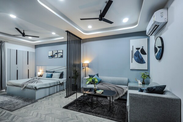 Studio, Balcony, City View | Desk, laptop workspace, soundproofing, free WiFi