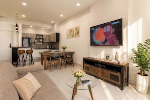 Superior Apartment, 2 Bedrooms, Kitchen, City View | Ruang tamu | 35 inci televisyen dengan kabel 