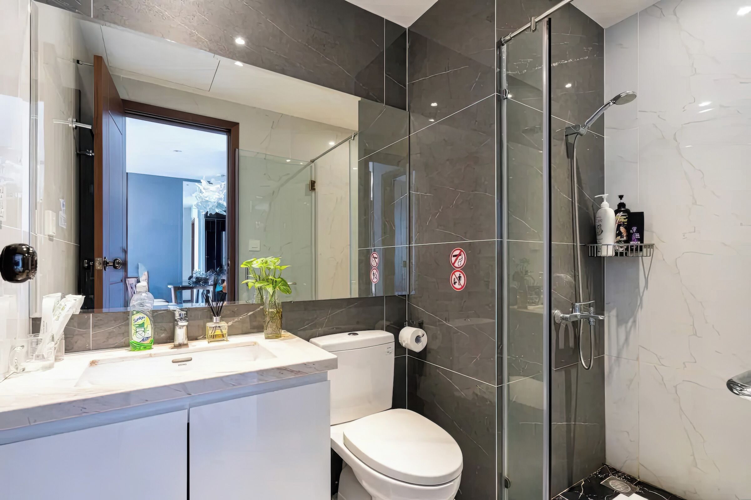 Superior Apartment, 2 Bedrooms, Kitchen, City View | Bathroom | Combined shower/tub, designer toiletries, hair dryer, slippers