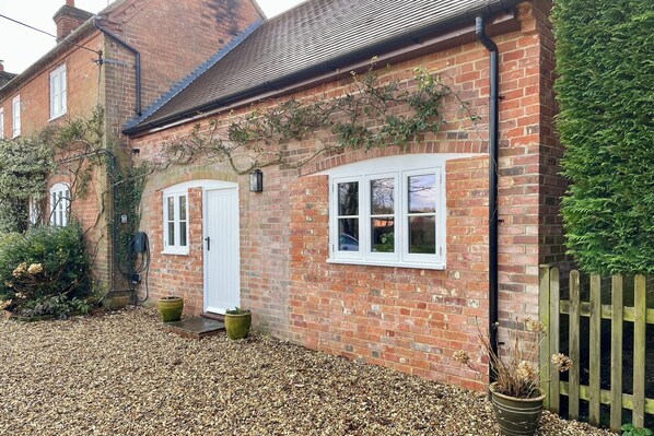 Exterior - Newly built 1 bedroom apartment in rural village (Tadley)