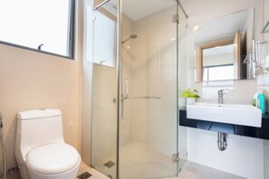 Superior appartement, 2 slaapkamers, keuken, uitzicht op stad | Badkamer | Een bad/douchecombinatie, gratis toiletartikelen, een haardroger