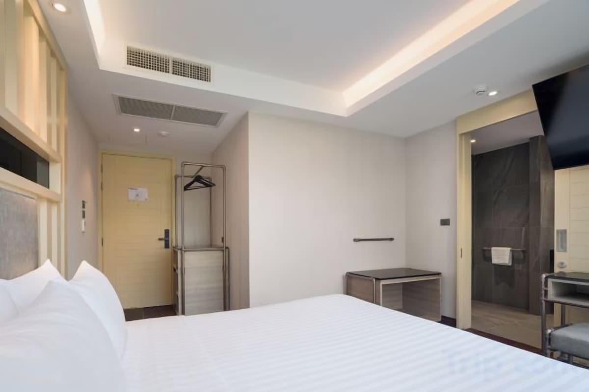 In-room safe, desk, free WiFi