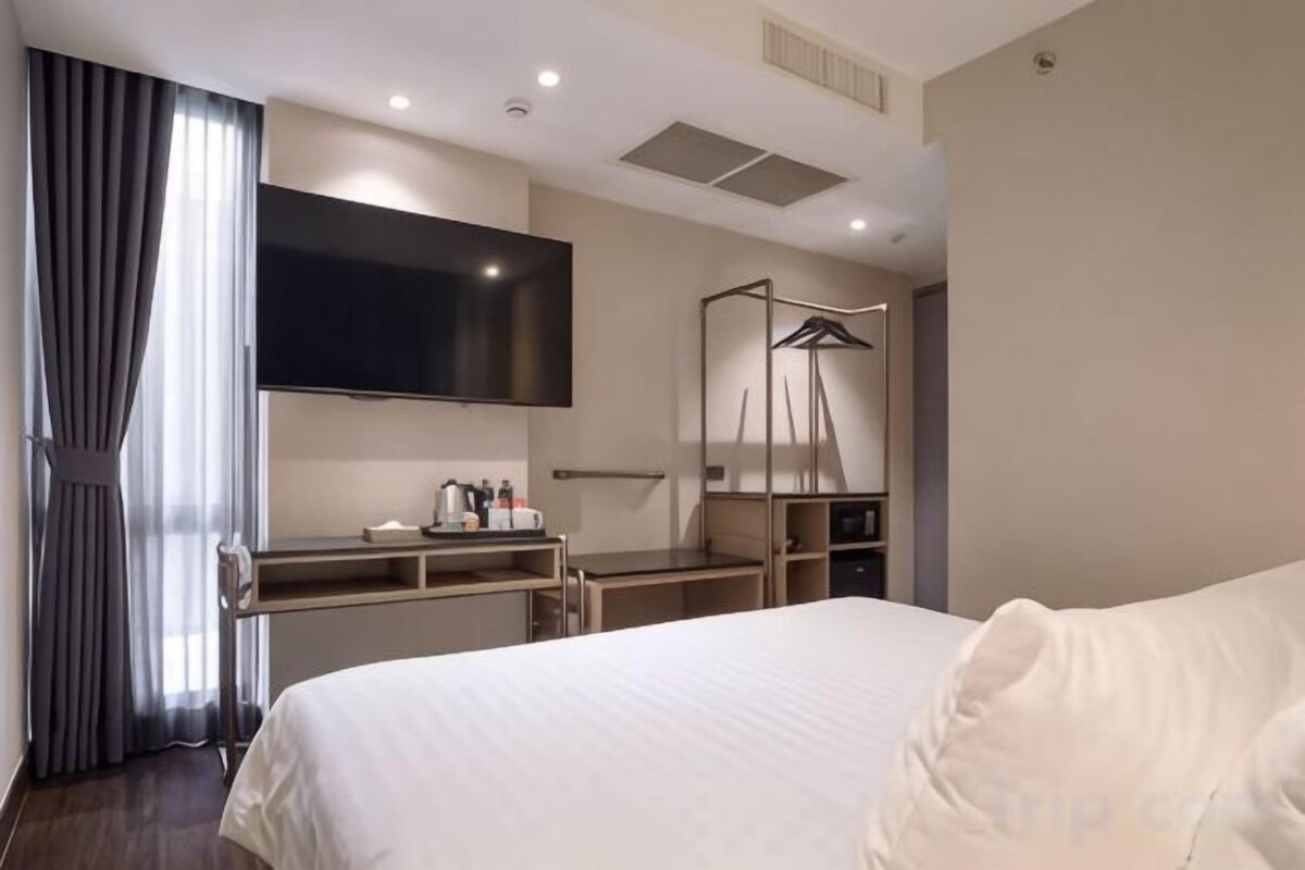 In-room safe, desk, free WiFi