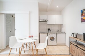 Cafeteira/chaleira, geladeira, micro-ondas, cooktop