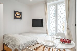 1 quarto, escrivaninha, ferros/tábuas de passar roupa, Wi-Fi de cortesia