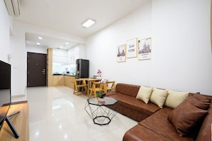 Departamento superior, 2 habitaciones, cocina, vista a la ciudad | Área de sala de estar | Televisión de 35 pulgadas con canales por cable 