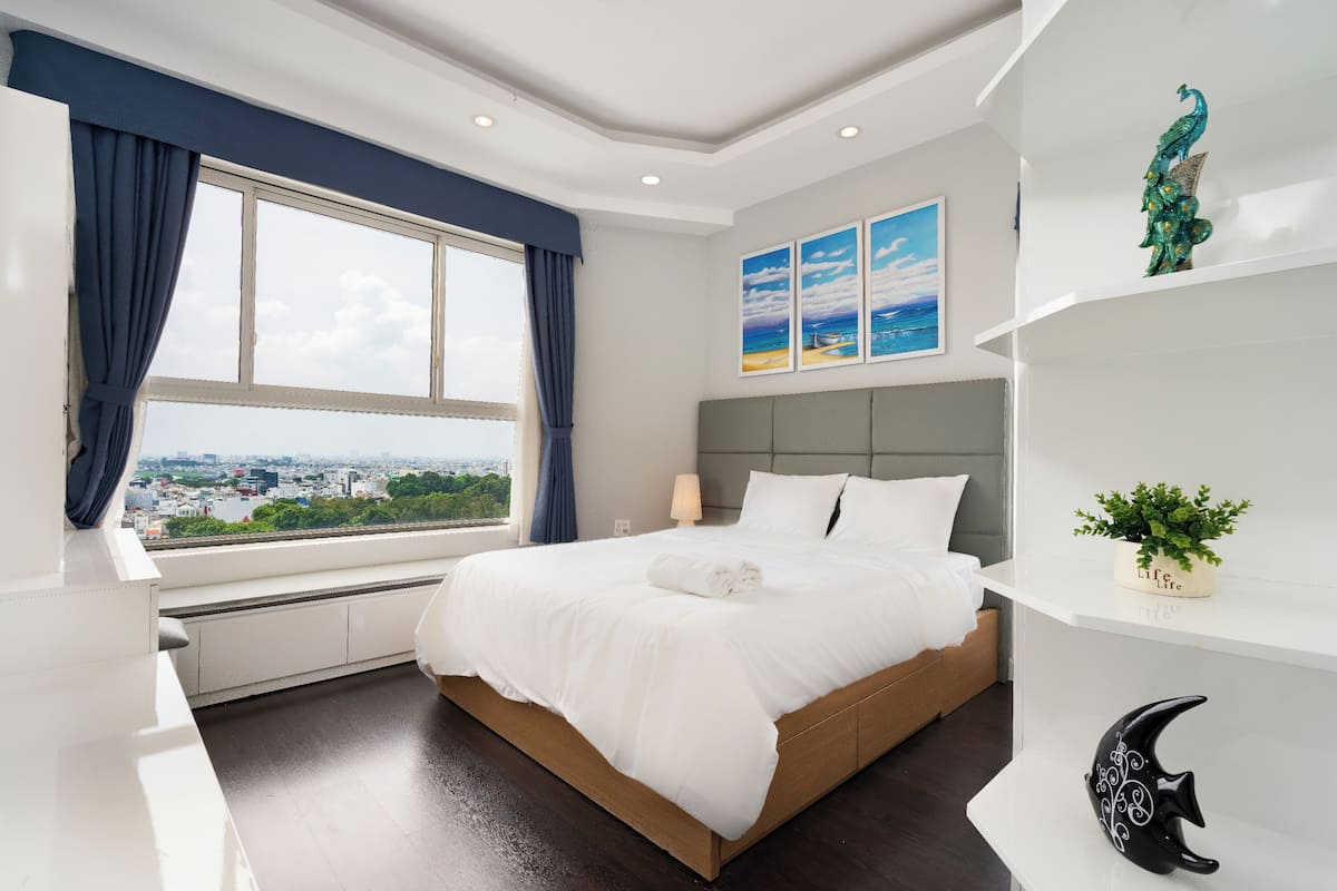 Appartamento Superior, 3 camere da letto, cucina, vista città | 2 camere, una scrivania, postazione laptop, insonorizzazione