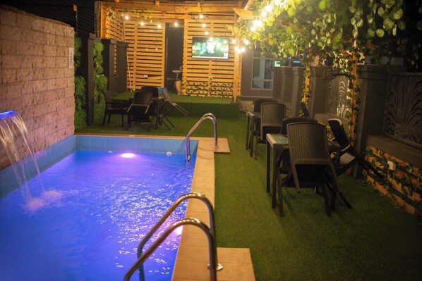 Bar en milieu de piscine