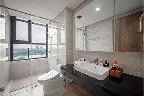 Apartamento luxo, 3 quartos, 2 banheiros, vista para a cidade | Banheiro | Chuveiro/banheira combinados, produtos de toalete grátis