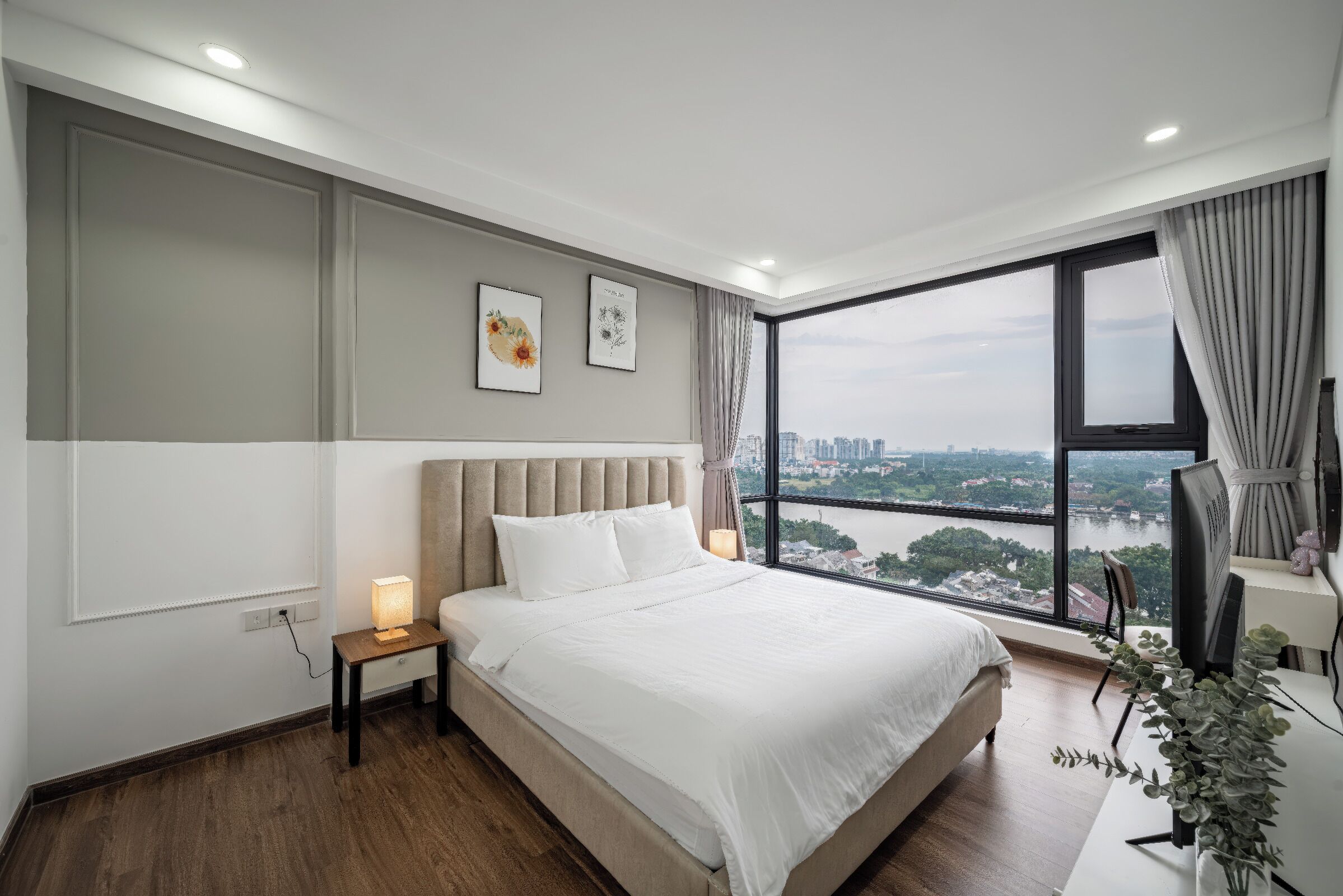 Deluxe appartement, 3 slaapkamers, 2 badkamers, uitzicht op stad | Een minibar, een bureau, een laptopwerkplek, geluiddichte muren