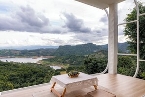 Panoramic House, 1 King Bed, Lake View, Mountainside | Living area