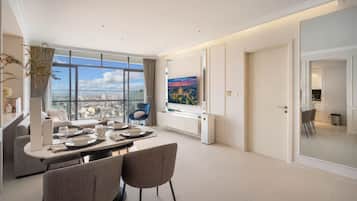 Superior Apartment, 3 Bedrooms, Kitchen, City View | In-room dining