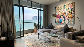 Departamento superior, 2 habitaciones, cocina, vista a la ciudad | Área de sala de estar | Televisión de pantalla plana de 35 pulgadas con canales por cable