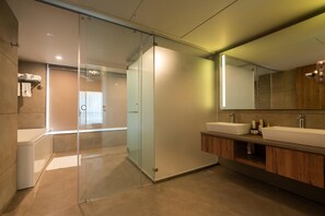 Suite Deluxe | Baño | Regadera, amenidades de baño gratuitas, pantuflas, toallas 