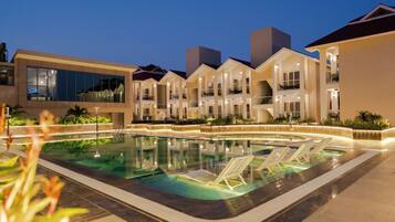 من حمّامات السباحة المغطاة