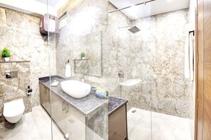 Shower, rainfall showerhead, free toiletries, hair dryer - The Majesty Hotel (New Delhi)