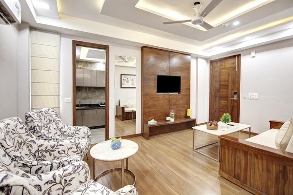 Royal-studiosuite | Opholdsområde | 42-centimeters fladskærms-tv med kabelkanaler