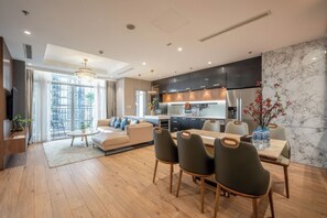 슈피리어 아파트, 침실 4개, 주방, 시내 전망 | 거실 공간 | 케이블 채널 시청이 가능한 35인치 TV