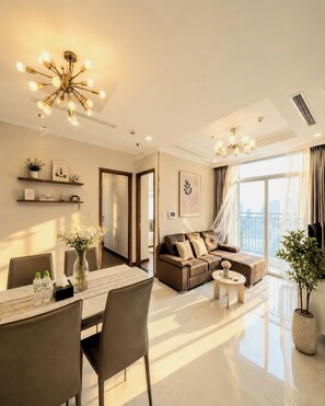 ซูพีเรียอพาร์ทเมนท์, 2 ห้องนอน, ห้องครัว, วิวเมือง | บริเวณนั่งเล่น | ทีวี 35 นิ้ว พร้อมช่องเคเบิล