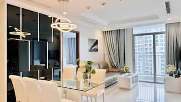 Superior Apartment, 3 Bedrooms, Kitchen, City View | In-room dining