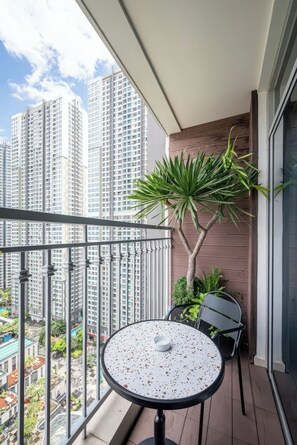 Appartement Supérieur, 4 chambres, cuisine, vue ville | Terrasse/Patio