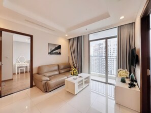 Appartement Supérieur, 3 chambres, cuisine, vue ville | Coin séjour | Télévision de 35 pouces avec chaînes par câble