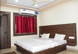 Deluxe Double Room, Multiple Bedrooms, City View | 1 bedroom, soundproofing, free WiFi, bed sheets