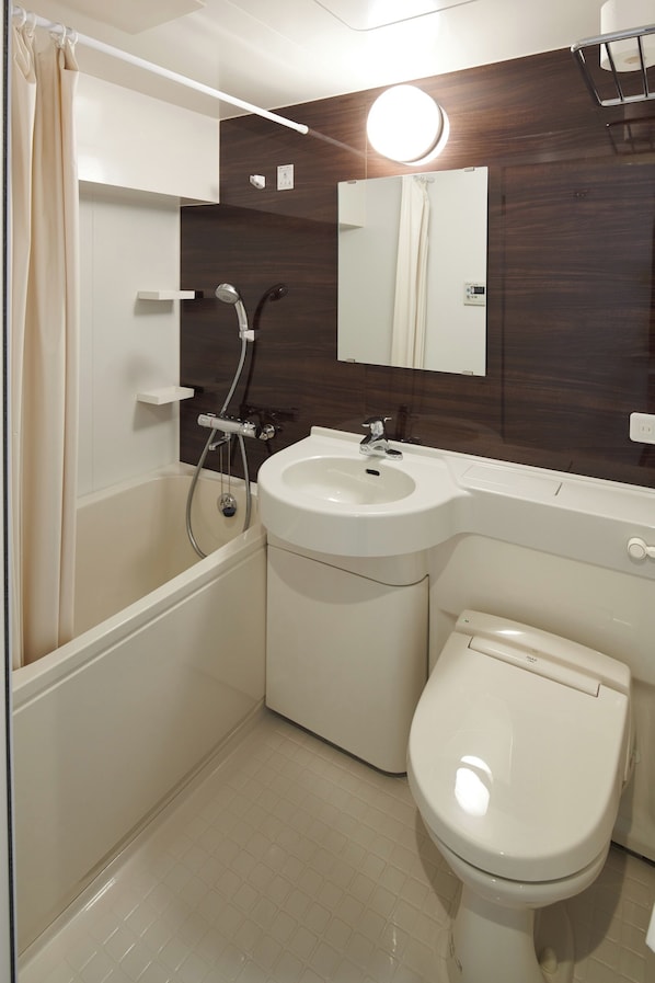 Un baño con bañera, lavamanos e inodoro.
