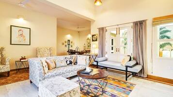 Apartamento exclusivo | Área de estar | TV LED 24 polegadas com canais digitais