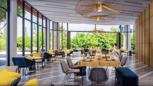 Um espaço amplo e interno, com janelas grandes, móveis modernos e uma escada.