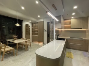 Superior-Apartment, 3 Schlafzimmer, Küche, Stadtblick | Eigene Küche | Kühlschrank, Mikrowelle, Herdplatte, Kochgeschirr/Geschirr/Besteck