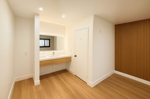 Escritorio, espacio para trabajar con laptop y wifi gratis 