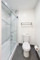 Habitación individual Deluxe, 1 cama de matrimonio grande | Baño | Toallas, jabón, champú y papel higiénico