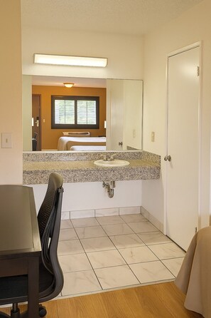 Habitación doble estándar | Escritorio, espacio para trabajar con laptop y wifi gratis