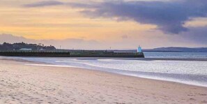 Beach - Deluxe 2 bed en-suite, stunning views, parking (Nairn)